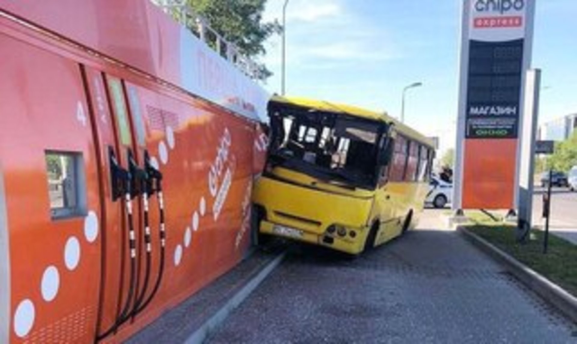 У Львові маршрутка в'їхала в АЗС, фото Варта-1