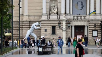 Символ підтримки України: скульптура триматиме Львівську оперу все літо (ВІДЕО)