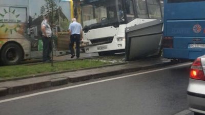 У центрі Львова сталося зіткнення двох маршруток і автобуса