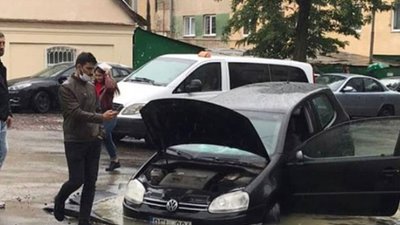 У Львові на вулиці Пекарській автомобіль провалився під асфальт (ФОТО)