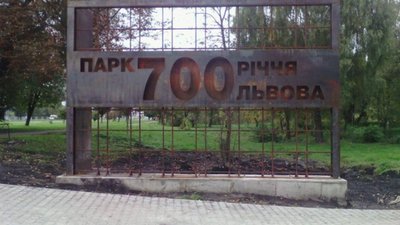 Львів вражає: лавки туристичного міста, на яких не можна сидіти (ФОТО)