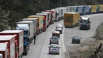 У пункті перетину Гребенне - Рава-Руська на виїзд з Польщі треба чекати 19 годин