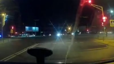 У Львові автомобіль в'їхав на зупинку громадського транспорту (ВІДЕО)
