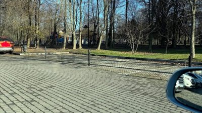У Львові біля парку встановили улюблені стовпчики Садового