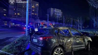У Львові горів Nissan Rogue (ФОТО, ВІДЕО)