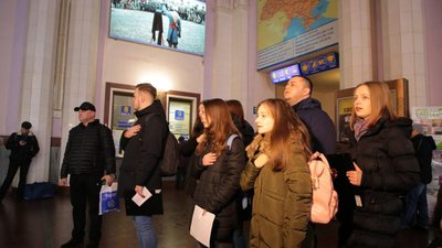 На залізничному вокзалі відбулось дійство «Станція Крути: зупинись та прислухайся…»