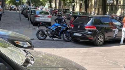 У Львові автомобіль не розминувся із мотоциклом (ФОТО) 