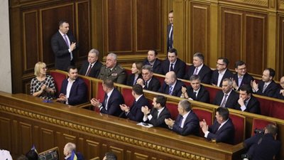 В Україні повернули величезні зарплати чиновникам