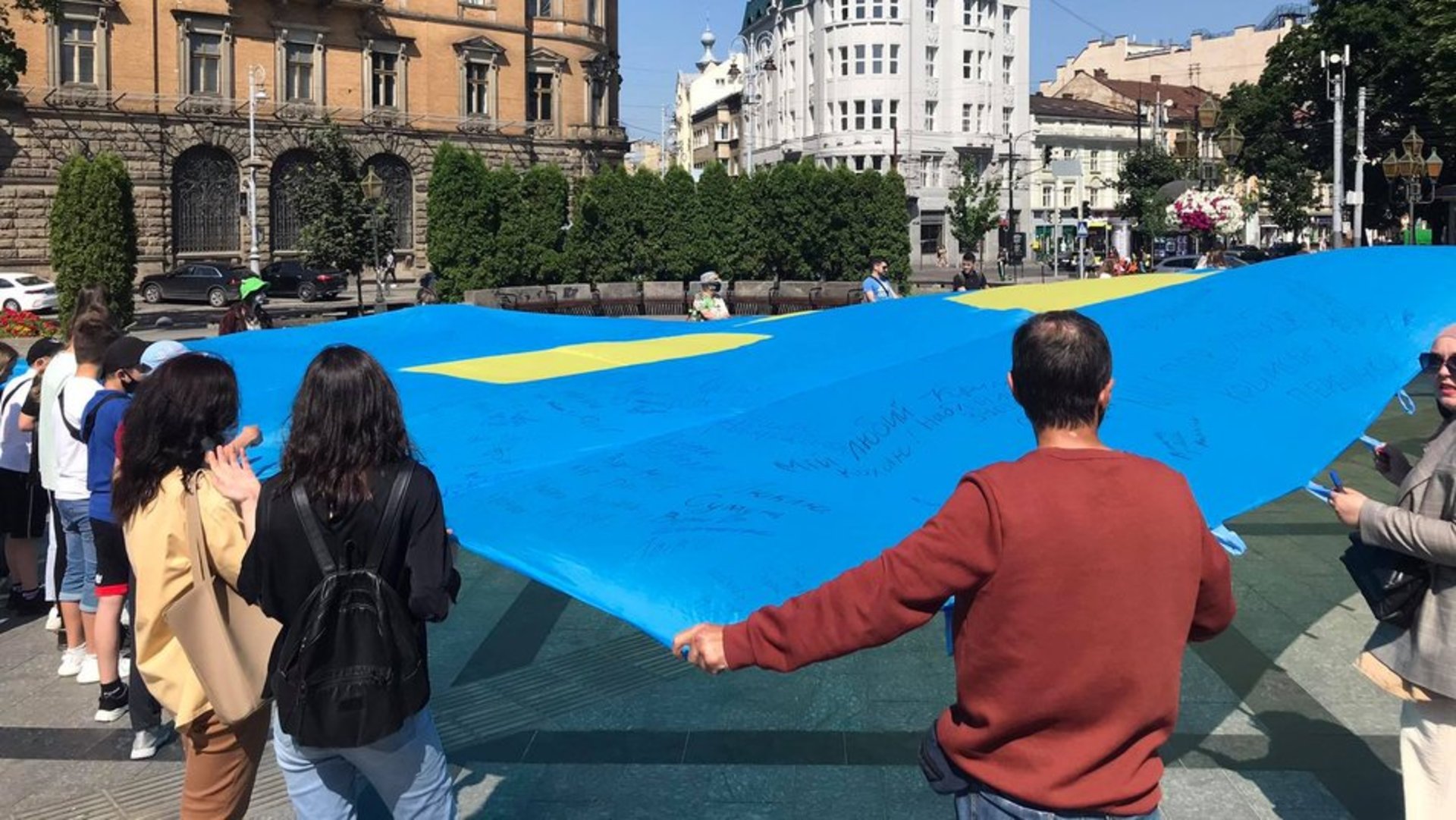 На повітряних кульках до Криму: львів'яни створили послання до кримських татар
