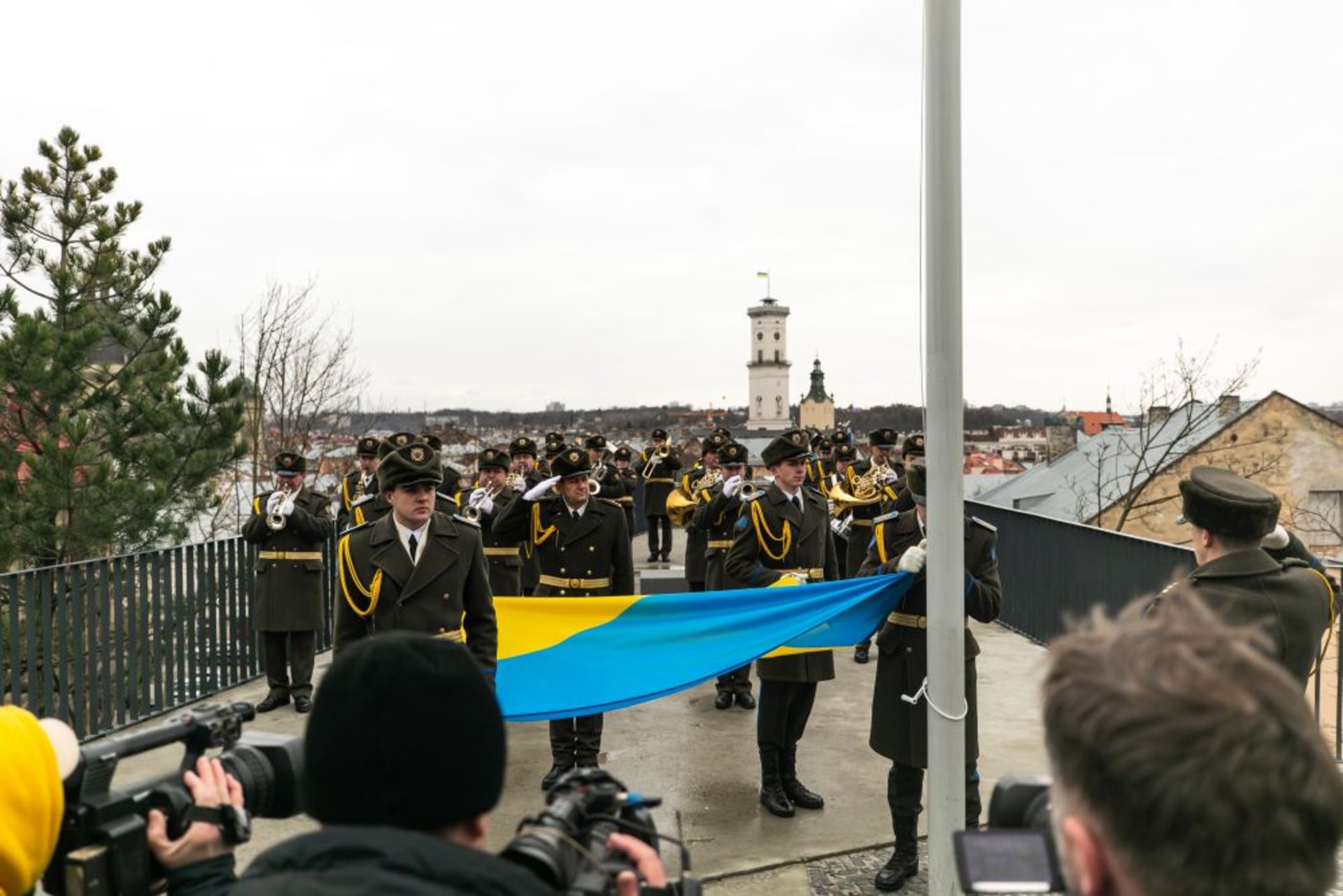 Сотні паперових ангеликів розмістили на Меморіалі Небесної Сотні у Львові