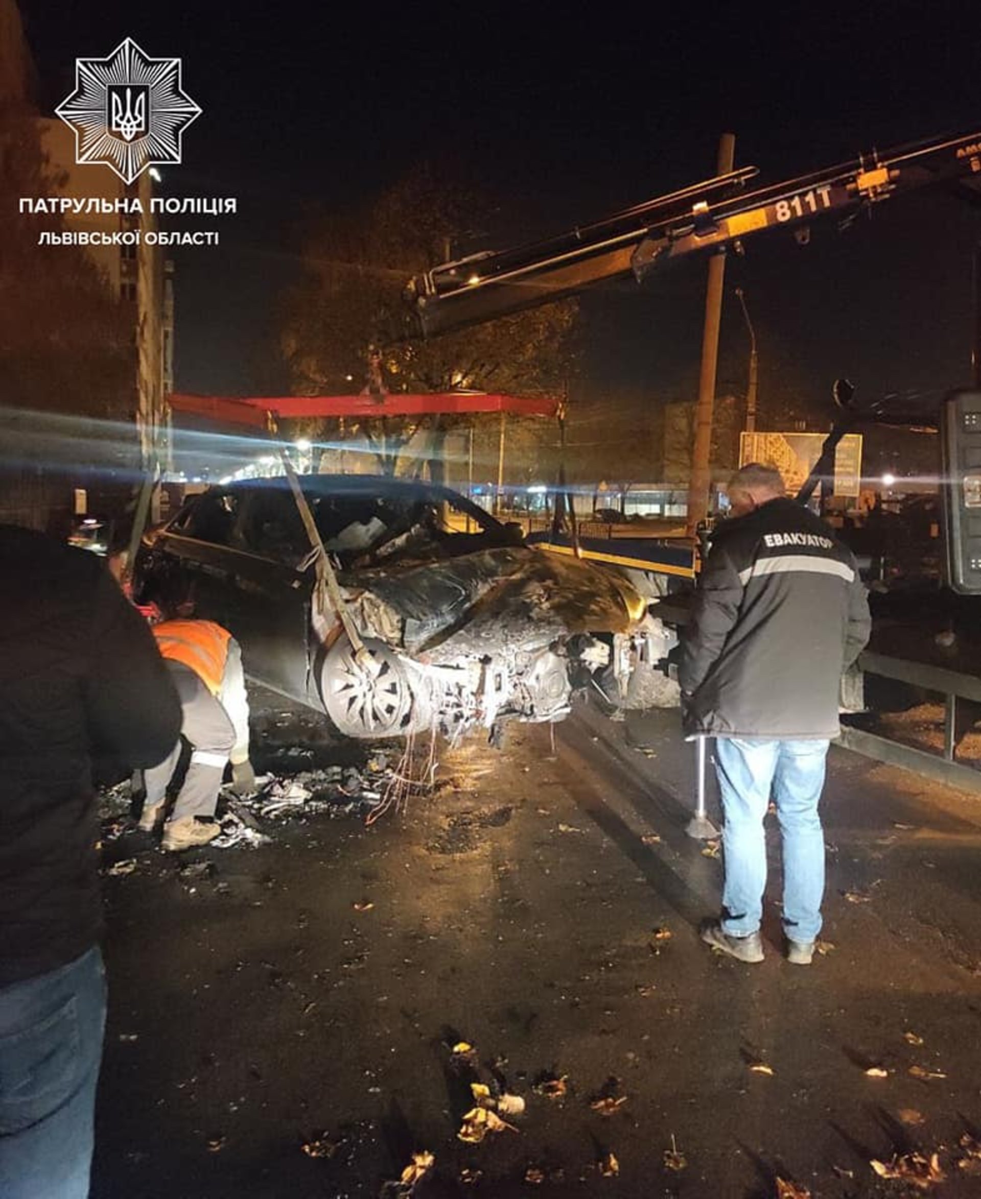 У Львові на світанку п’яний водій Audi розтрощив світлофор та огорожу