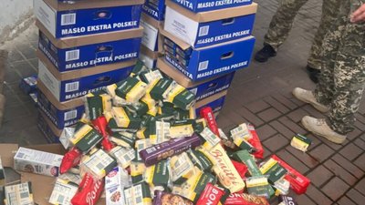 На кордоні з Польщею зупинили два мікроавтобуси з прихованою продукцією (ФОТО)