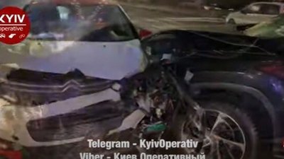 З'явилось відео лобового зіткнення автомобілів у Києві (ВІДЕО)