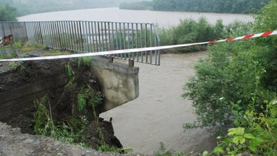Від великої води постраждали чотири райони Львівщини: розмито дороги, підтоплено школу, у річку змило авто
