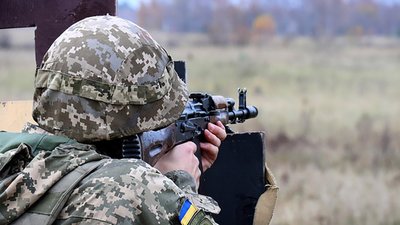 На Донбасі поранили українського бійця