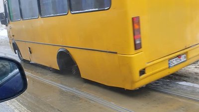 У Львові маршрутка "загубила" колесо (ФОТО)