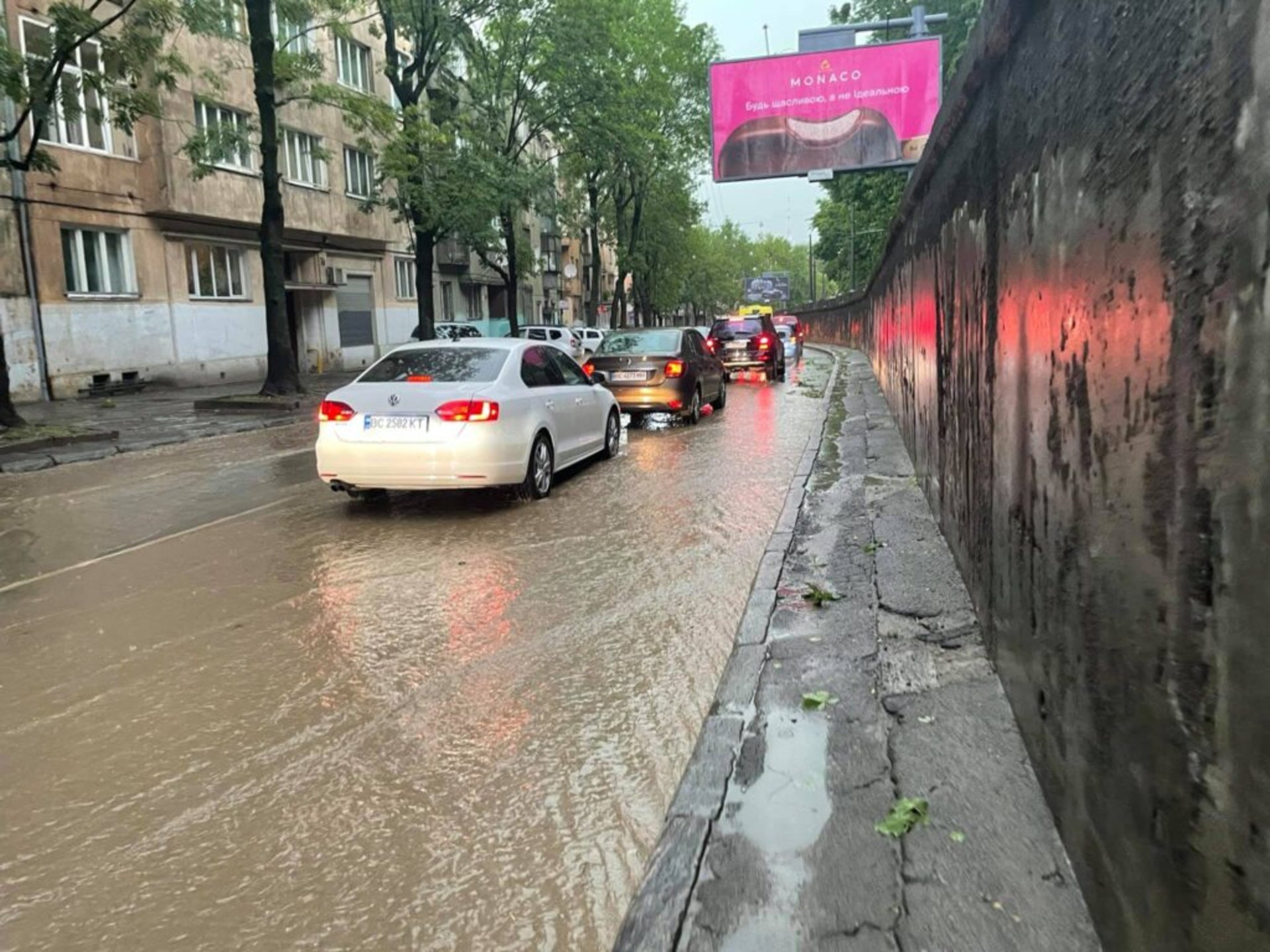 У Львові затопило вулицю Сахарова, фото Зручне місто