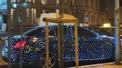 У центрі Львова помітили святковий автомобіль (ВІДЕО)