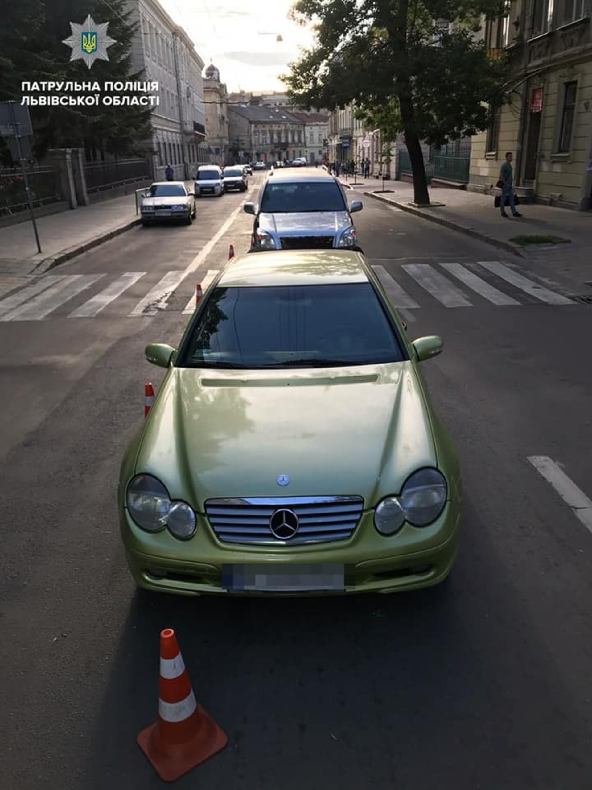 У Львові нетверезий працівник автосервісу взяв автомобіль клієнта покататися і потрапив в ДТП
