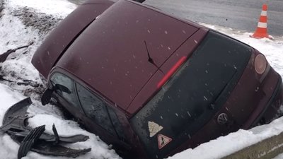 На Золочівщині через погодні умови іномарка злетіла у кювет (ВІДЕО)