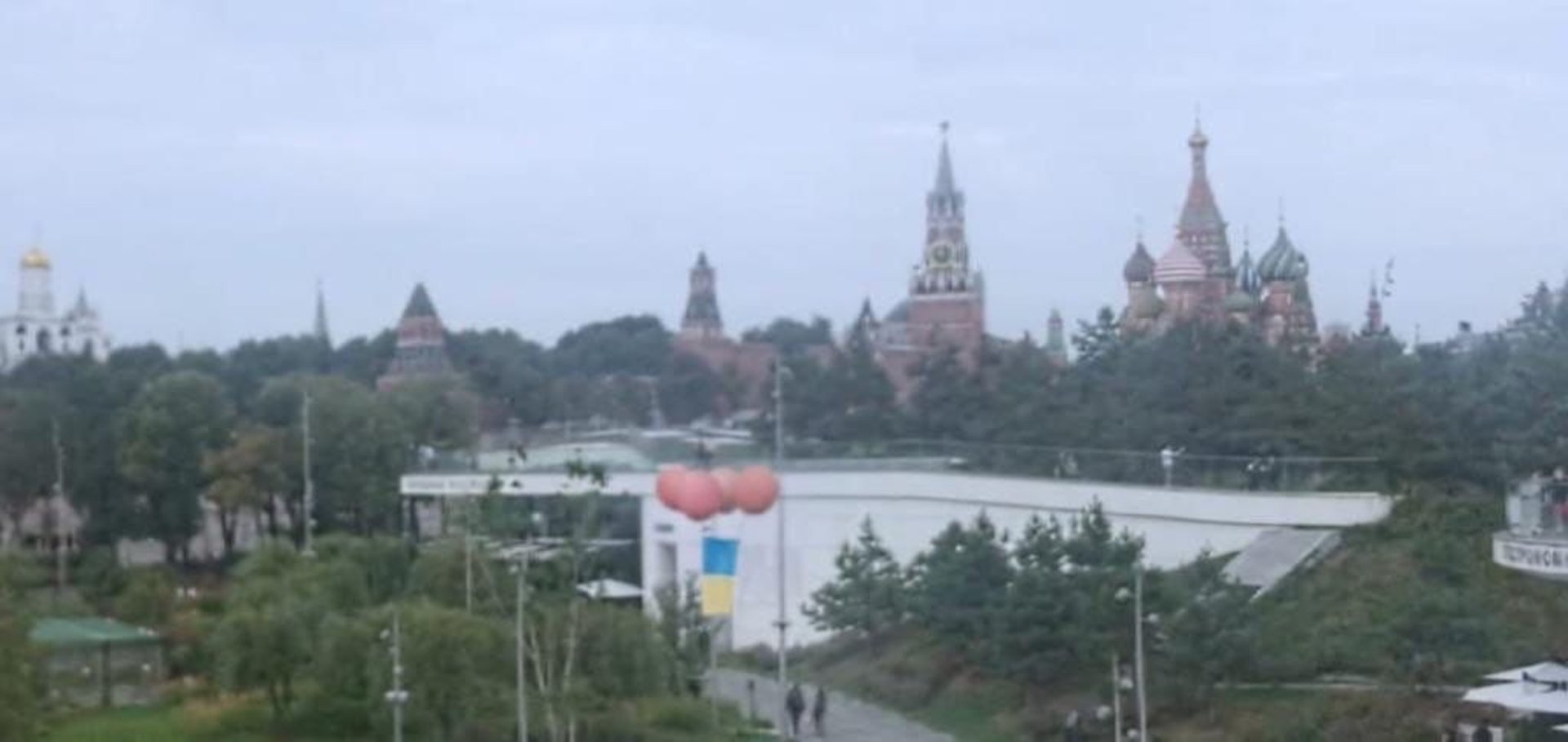 У небі над Москвою символічно запустили український стяг