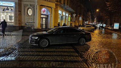 У центрі Львова водій залишив автомобіль (ФОТО)