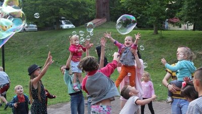 Трирічна дівчинка стала частиною родини у львівському дитячому будинку сімейного типу