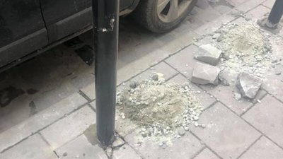 У Львові через встановлення стовпчиків знищили бруківку (ФОТО)