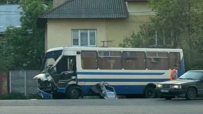 У Львові маршрутка не розминулась із трамваєм (ФОТО, ВІДЕО)