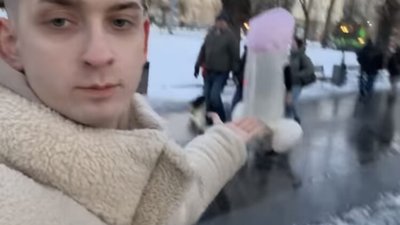 У центрі Львова прогулявся чоловік у одязі чоловічого статевого органу (ФОТО)
