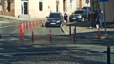 У Львові біля Винниківського ринку знову припаркувався автомобіль (ФОТО)