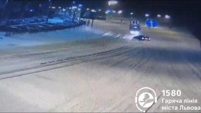 У Львові автомобіль “занесло” під трамвай  (ВІДЕО)