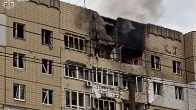 У Львові чоловік у зруйнованій квартирі повісив на балконі прапор