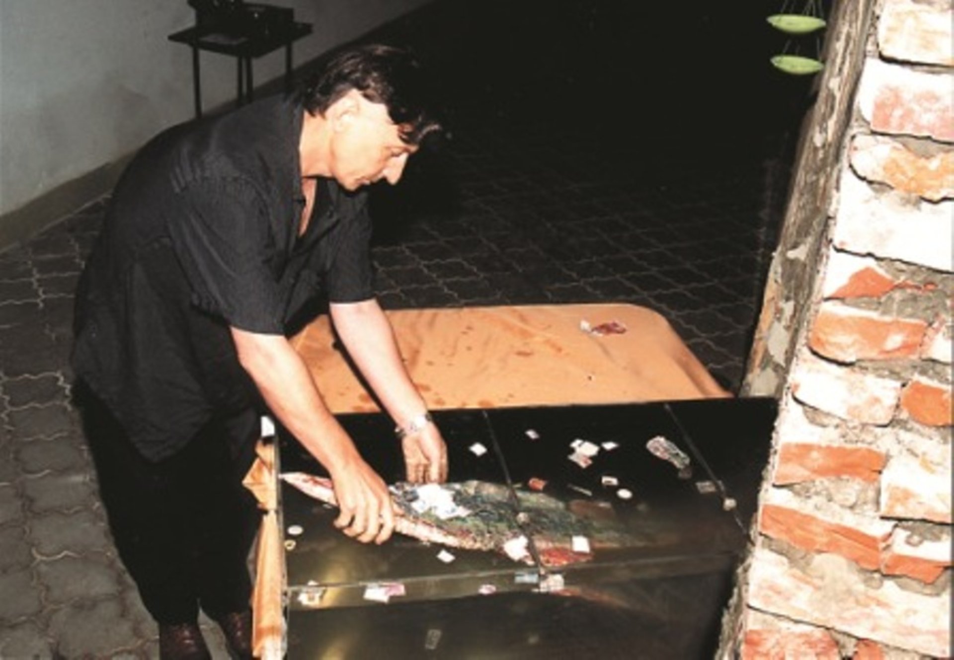 Перформанс Влодка Кауфмана «Лапання часу», 2002