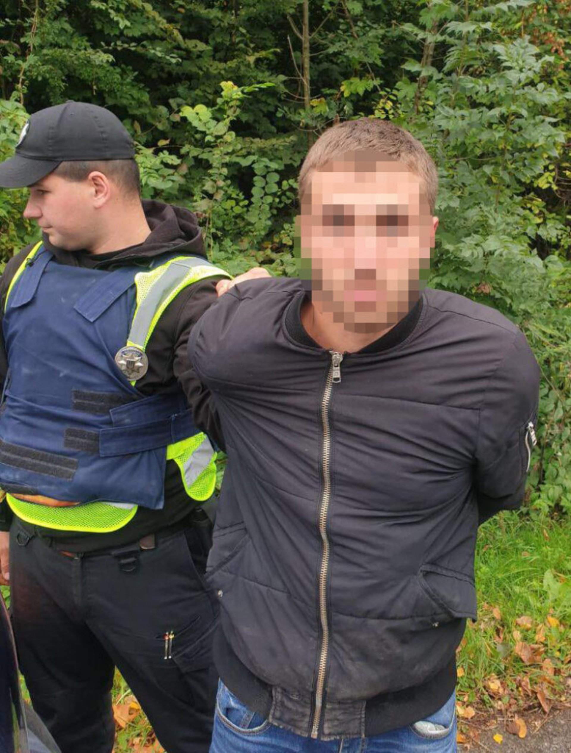 Поліцейські затримали зловмисників, підозрюваних у розбійному нападі на молоду дівчину