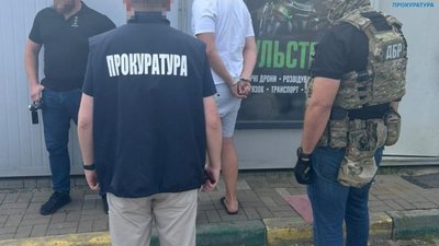 На Львівщині посадовець вимагав 3000 доларів щомісяця