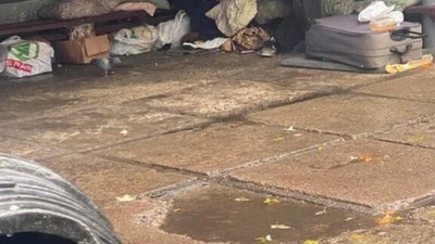У Львові на зупинці громадського транспорту живе безхатько (ФОТО)