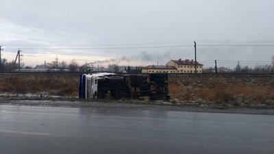 У Червонограді біля дороги лежить покинута вантажівка (ФОТО)