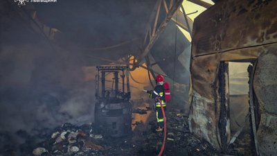 На Львівщині згоріло деревообробне підприємство (ВІДЕО)