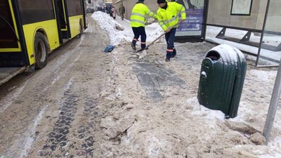 У Львові інспектори з паркування мають чистити сніг