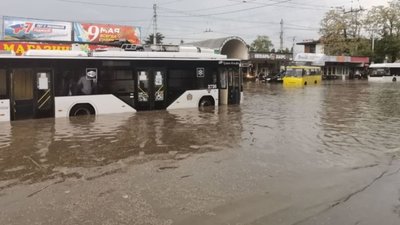 Сімферополь залило водою (ВІДЕО)