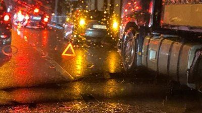 У Львові вантажівка не розминулась із автомобілем (ФОТО)