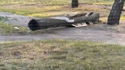 У Києві посеред двору лежить уламок ракети