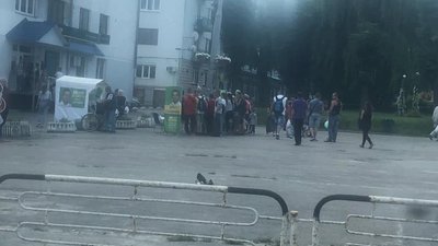 Як кандидати від Зеленського на Львівщині роздають виборцям солодку вату (ФОТО)