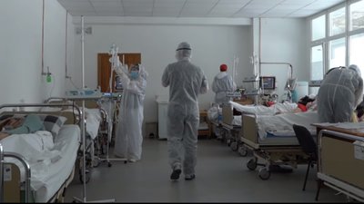 На Львівщині не вистачає місць у COVID-лікарнях: родичів кладуть на одне ліжко