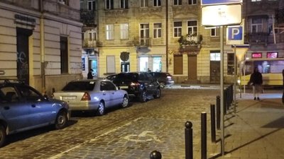 У Львові посеред дороги облаштували місце для паркування (ФОТО)