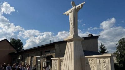 У Львові біля храму відкрили п'ятиметрову статую Ісуса Христа