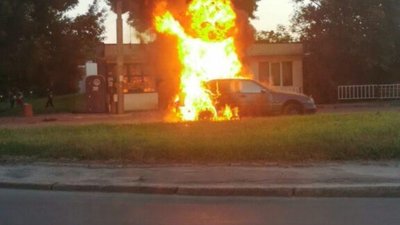 У Львові посеред дороги горів автомобіль (ВІДЕО)