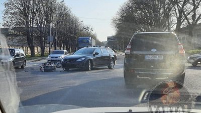 У Львові на повороті не розминулись автомобілі (ФОТО)