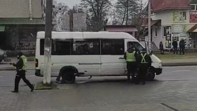 У Бродах поліцейські склали протокол і висадили невакцинованого пасажира з маршрутки